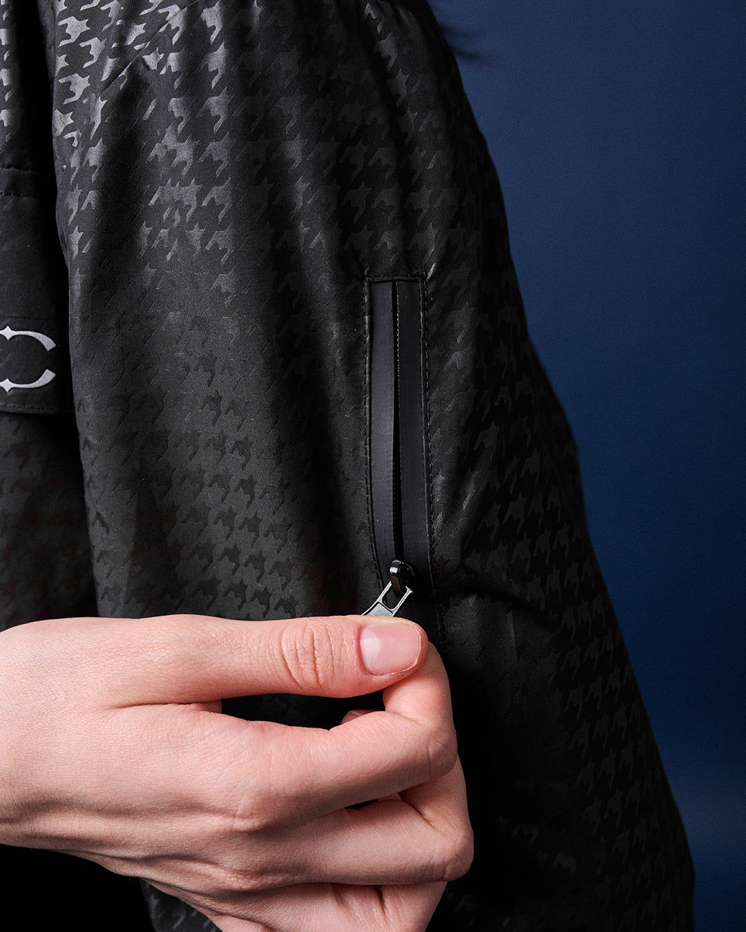 CAKENIS ATHLEISURE ASPEN WINDBREAKER IN BLACK