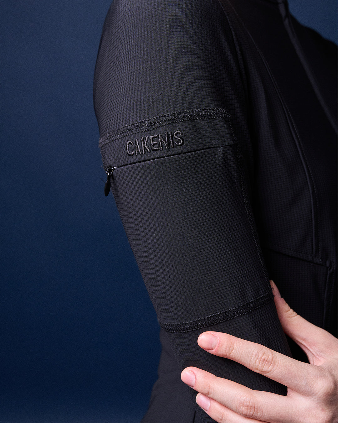 CAKENIS GWEN GYM TOP IN BLACK